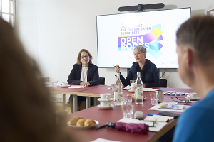 Sonja Vandenrath und Kulturdezernentin Ina Hartwig bei der Pressekonferenz zu OPEN BOOKS. (Foto: Paul Englert)