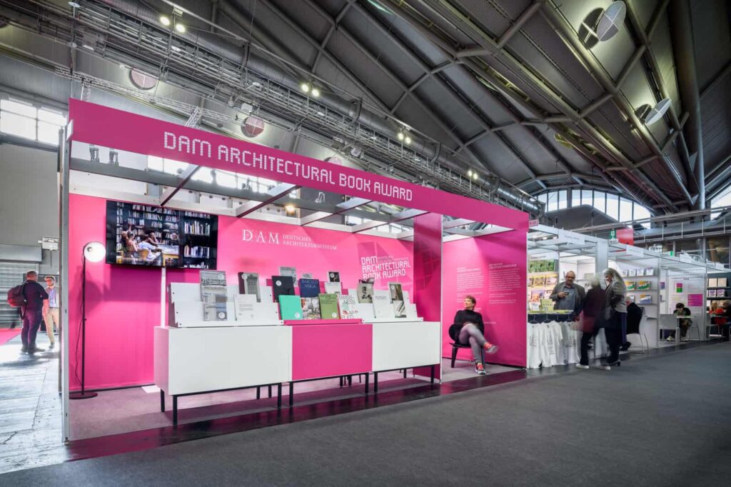DAM Architectural Book Award Buchmessenstand auf der Frankfurter Buchmesse 2025